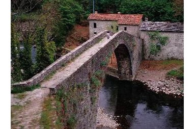 Walk the bridge of Castruccio Castracani